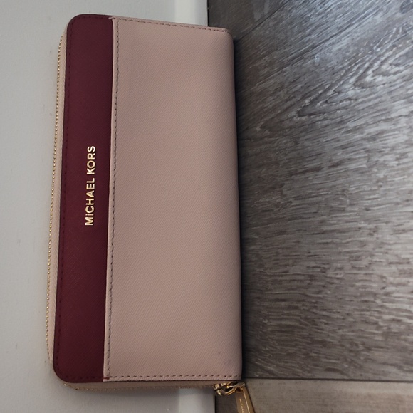 Michael Kors Zip wallet - Picture 2 of 7